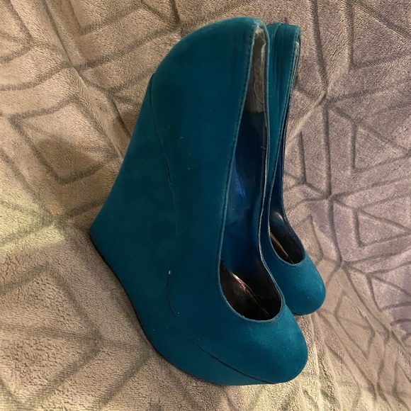 BRECKELLE’S Platform Wedges Size 6M - Picture 1 of 3